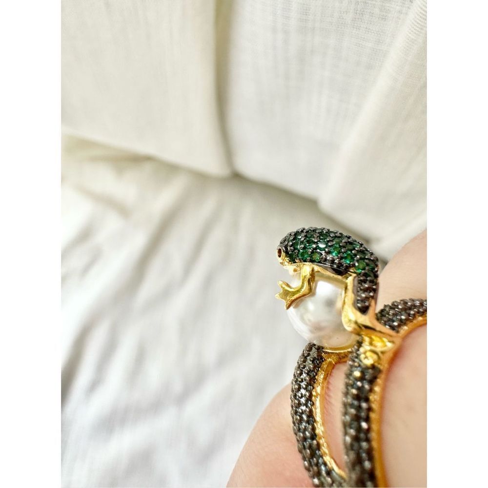 Frog hugging pearl ring - Picture 5 of 8